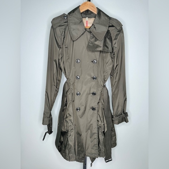 Burberry Women's Raincoat - Classic Elegance for Rainy Days ๐ง๏ธ - Picture 1 of 9